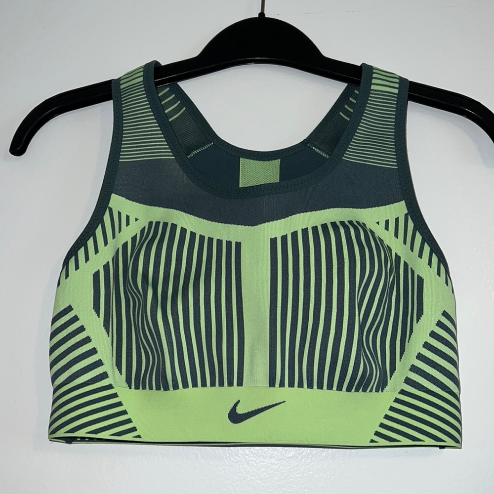 Nike FE/NOM Flyinit Sports Bra